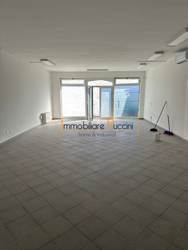 locale commerciale in affitto a Campi Bisenzio