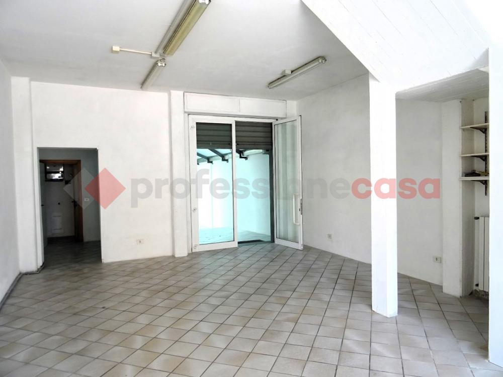 negozio in affitto a Campi Bisenzio