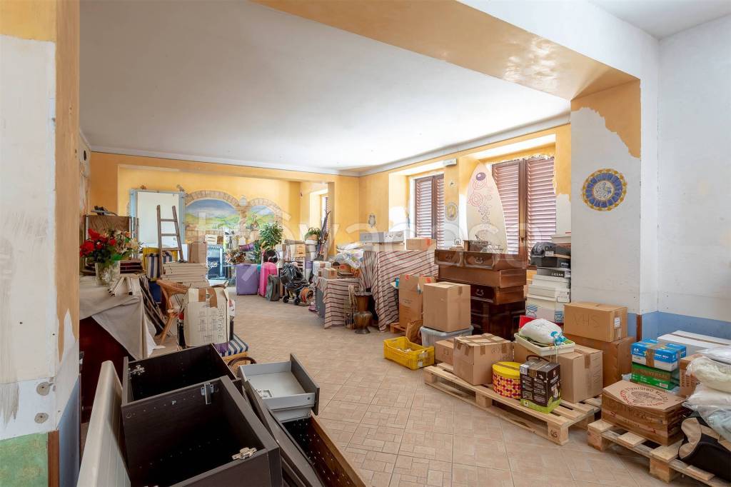 negozio in affitto a Campi Bisenzio