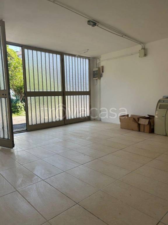 locale commerciale in affitto a Campi Bisenzio