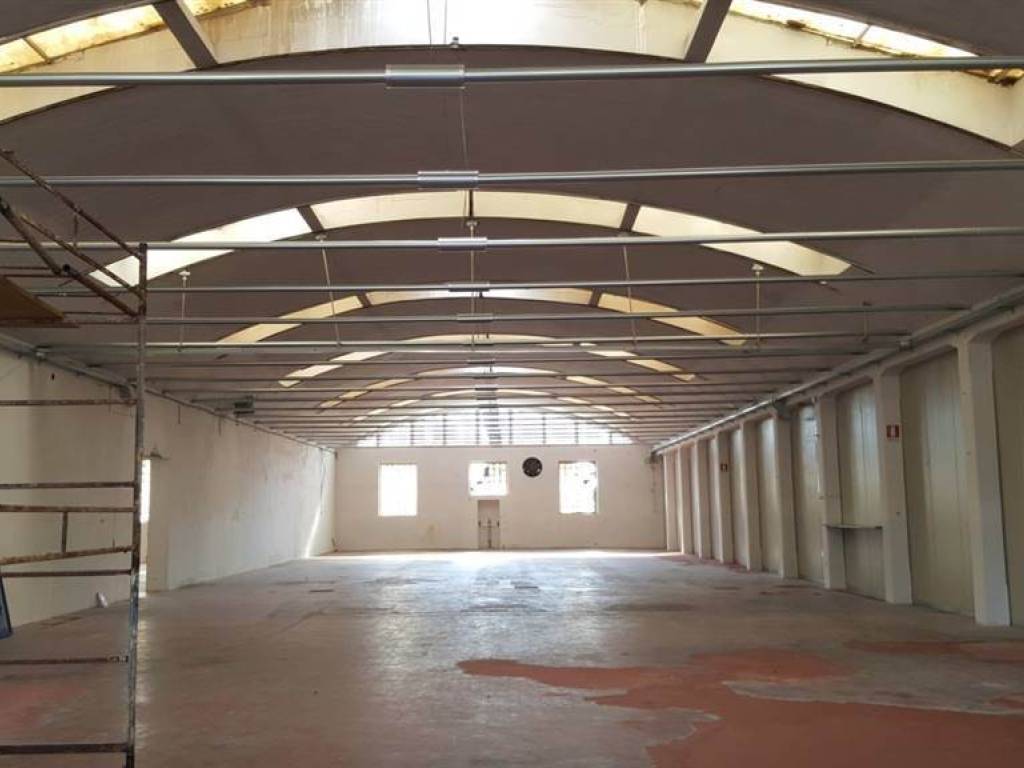 locale commerciale in affitto a Campi Bisenzio in zona Il Rosi