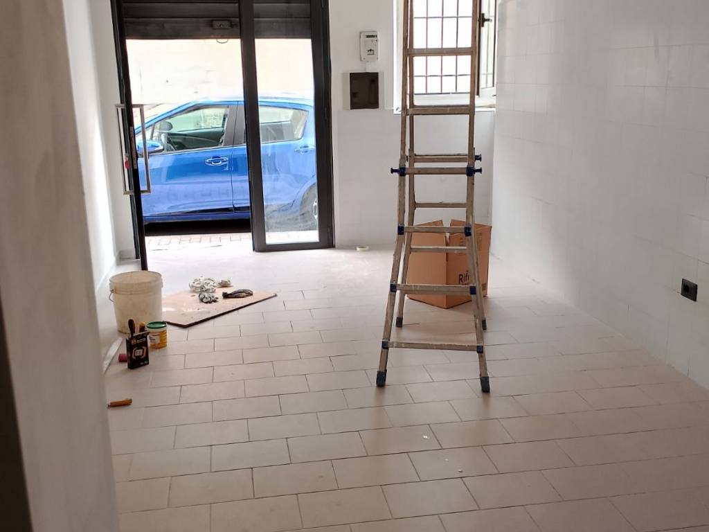 negozio in affitto a Campi Bisenzio