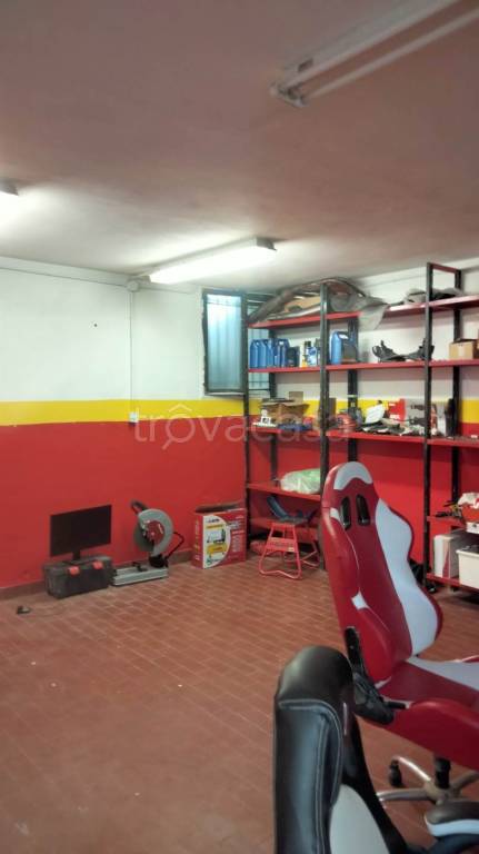 locale commerciale in affitto a Campi Bisenzio