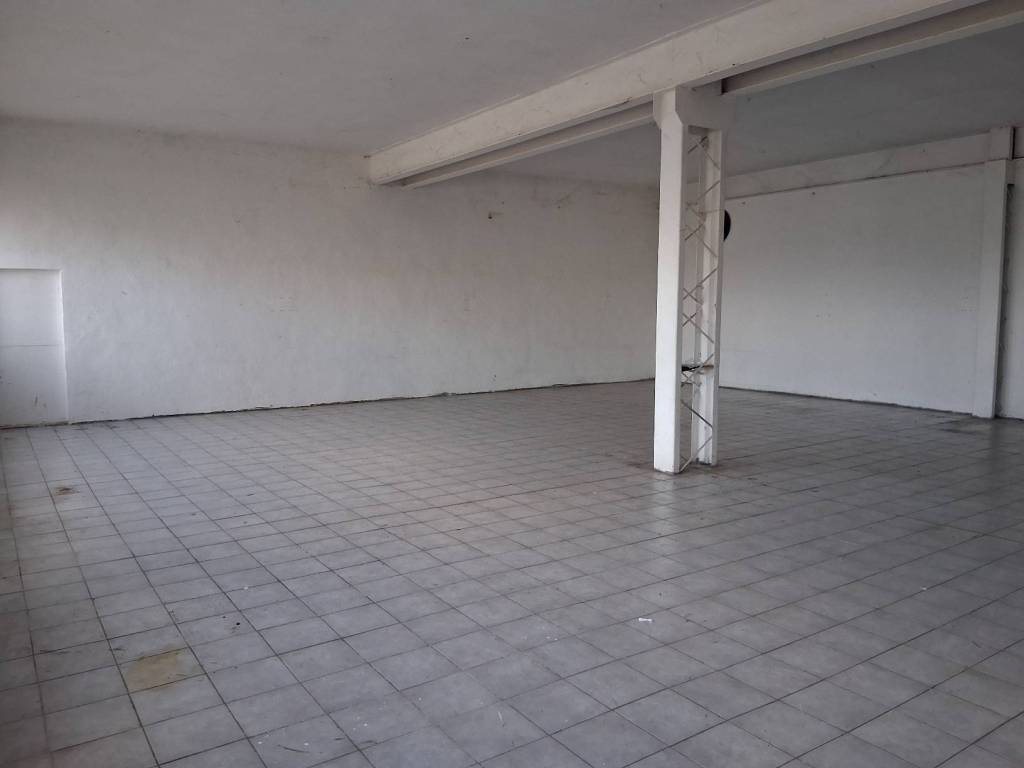 locale commerciale in affitto a Campi Bisenzio in zona San Donnino