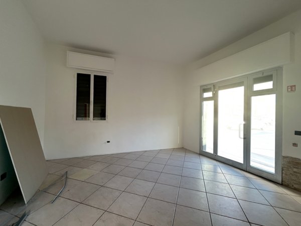 locale commerciale in affitto a Campi Bisenzio