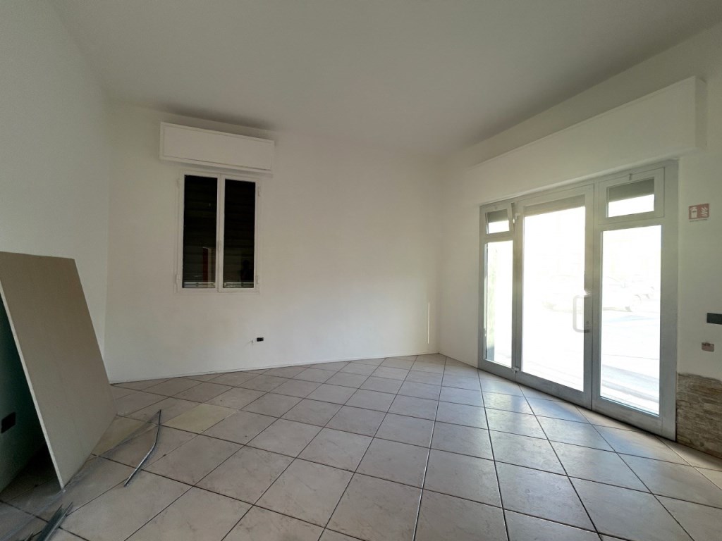 negozio in affitto a Campi Bisenzio