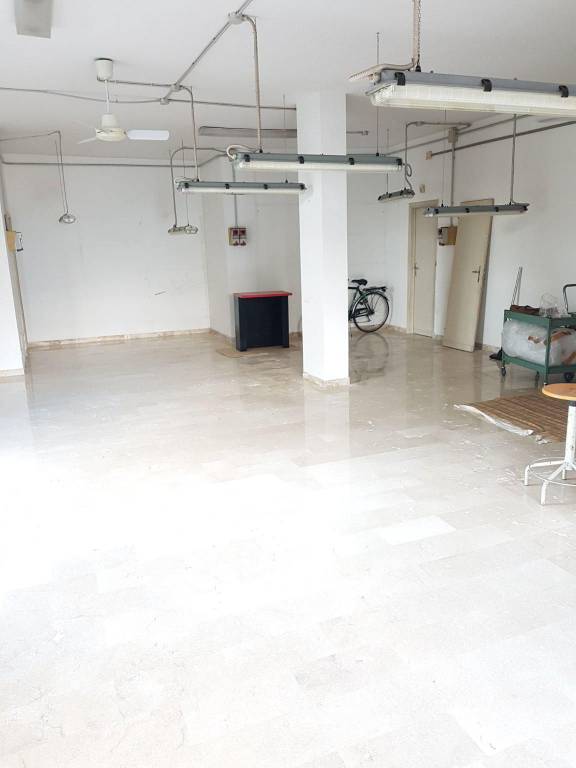 negozio in affitto a Campi Bisenzio