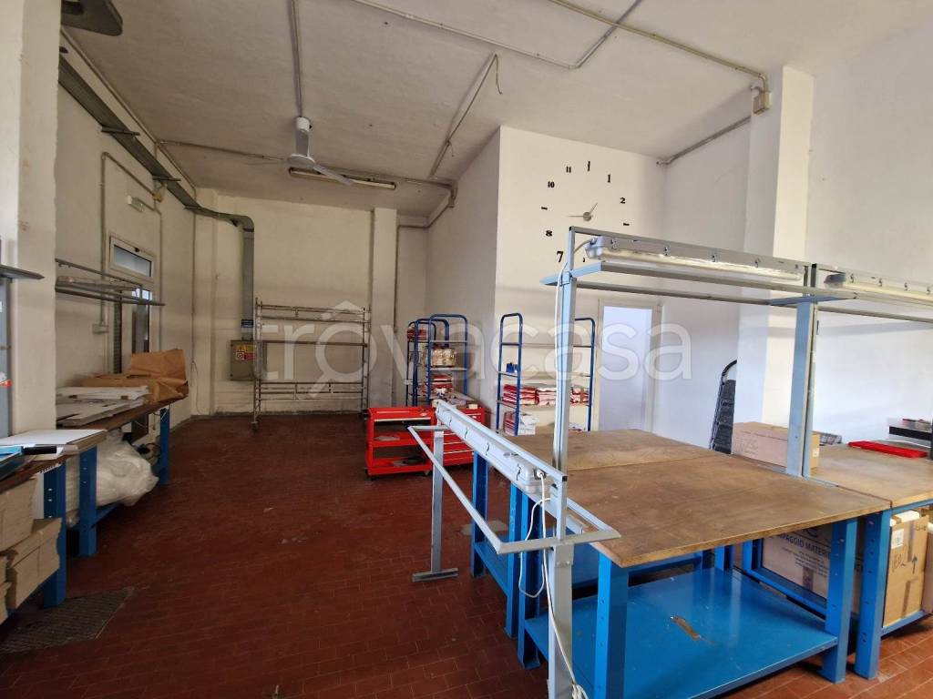 negozio in affitto a Campi Bisenzio