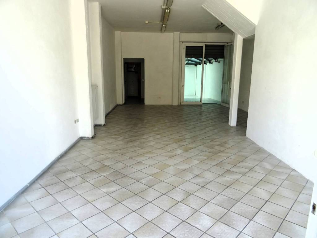 negozio in affitto a Campi Bisenzio