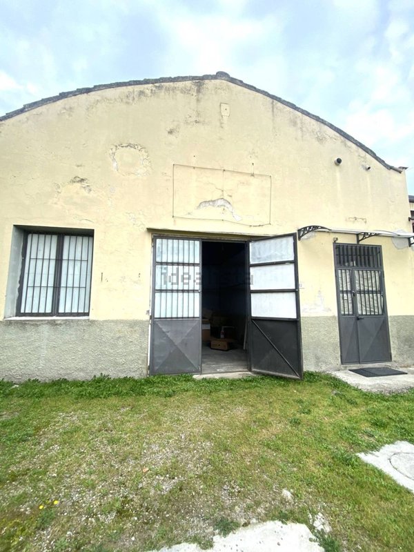 negozio in affitto a Campi Bisenzio