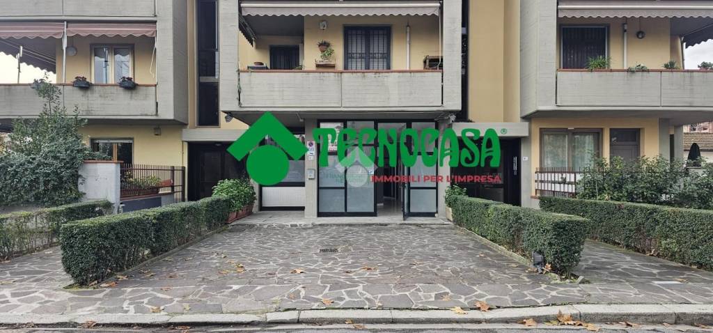 negozio in affitto a Campi Bisenzio