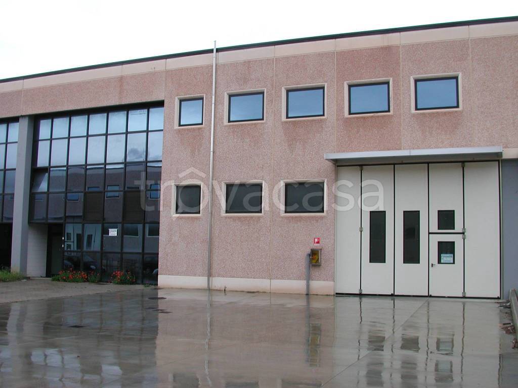 negozio in affitto a Campi Bisenzio