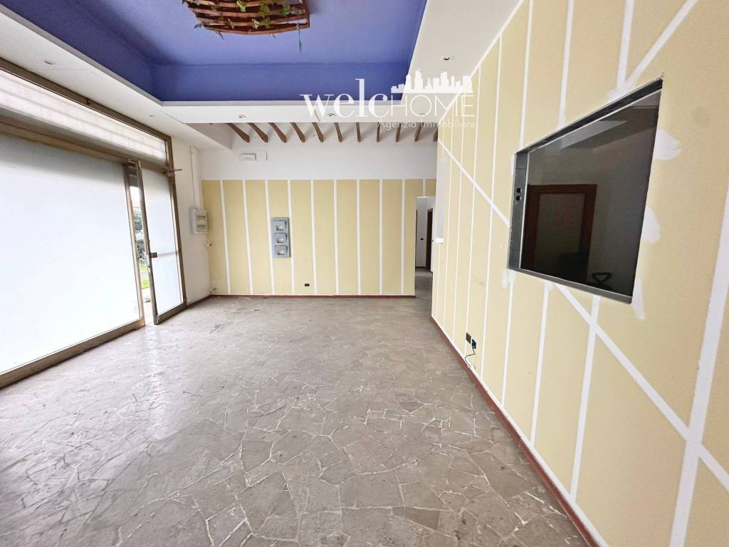 negozio in affitto a Campi Bisenzio