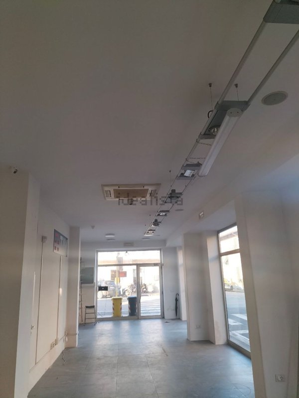 negozio in affitto a Campi Bisenzio