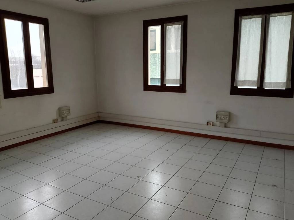 ufficio in affitto a Campi Bisenzio in zona Limite