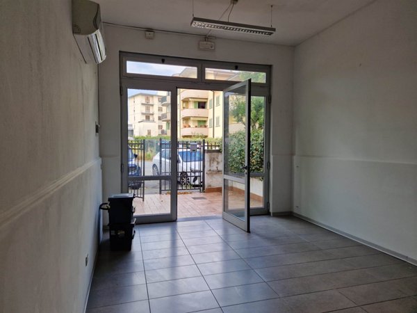 negozio in affitto a Campi Bisenzio