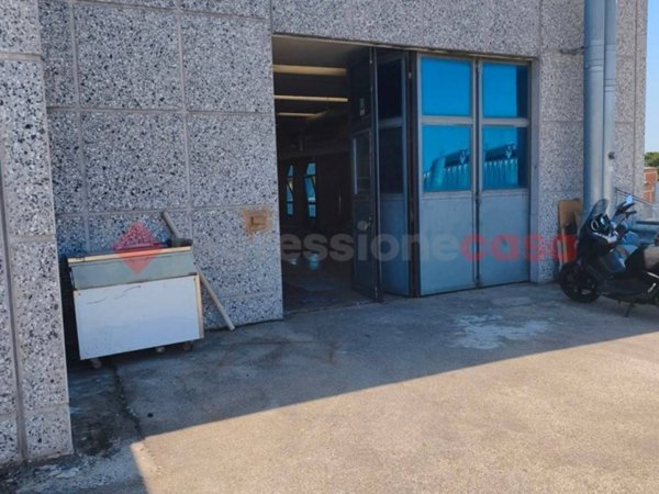 negozio in affitto a Campi Bisenzio in zona Il Rosi