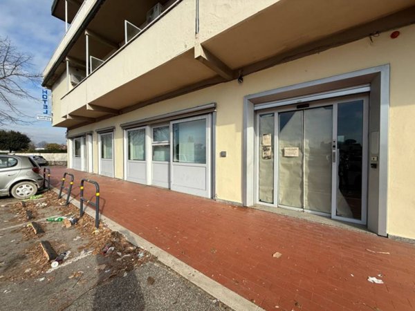 negozio in affitto a Campi Bisenzio in zona Case Buffini