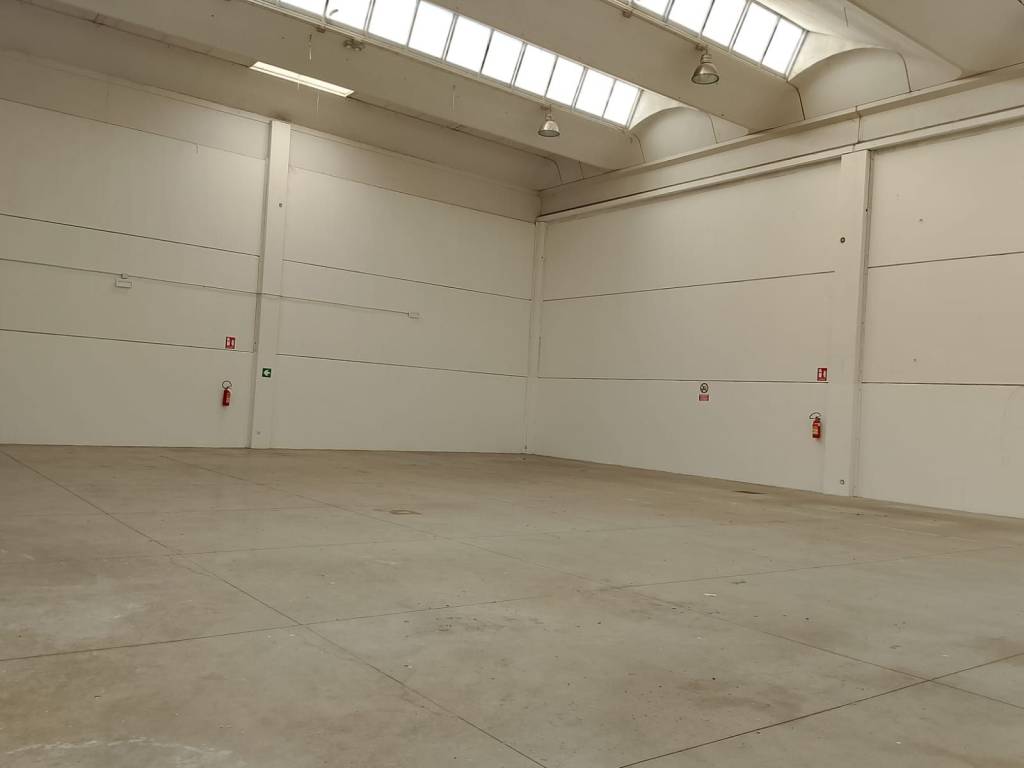 locale commerciale in affitto a Campi Bisenzio in zona Il Rosi