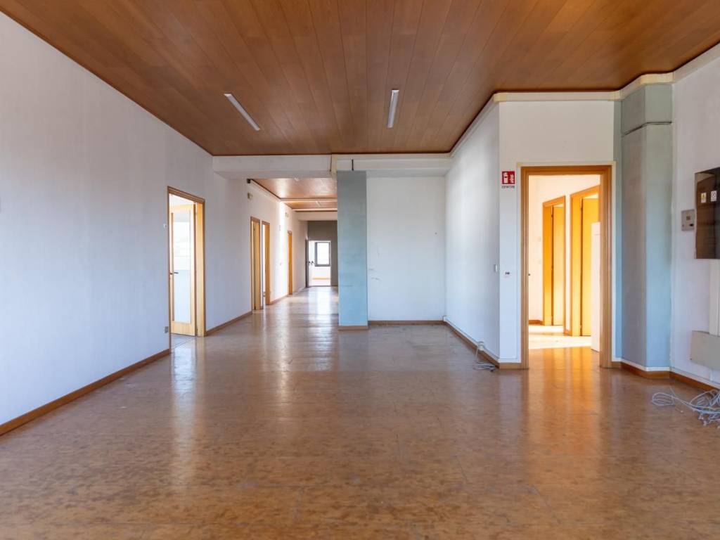 locale commerciale in affitto ad Empoli in zona Carraia