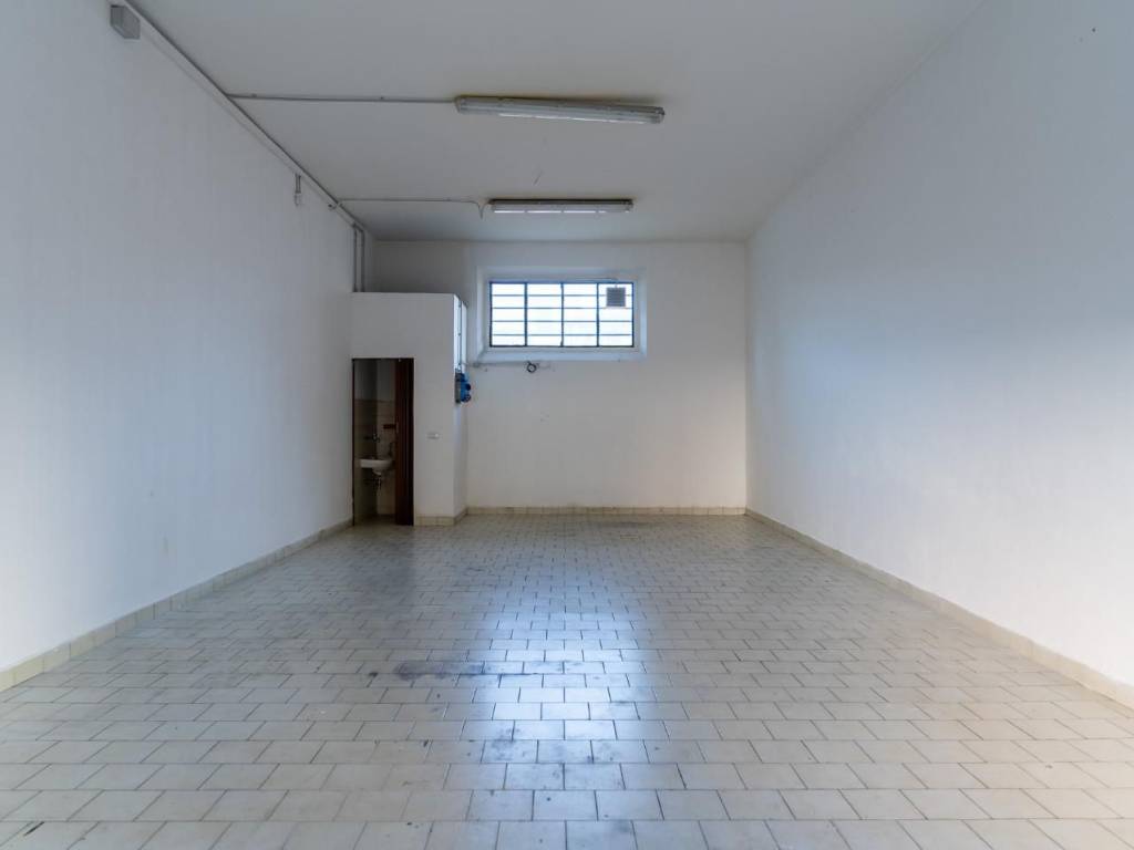 locale commerciale in affitto ad Empoli in zona Carraia