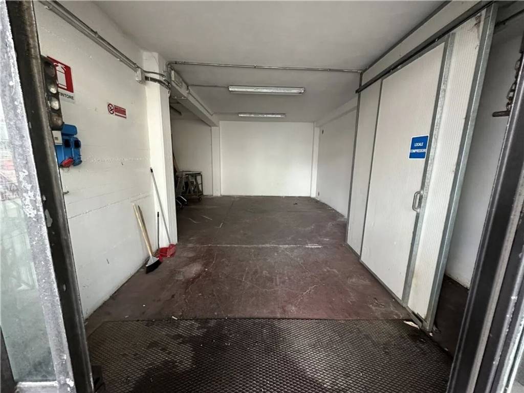 locale commerciale in affitto ad Empoli in zona Brusciana