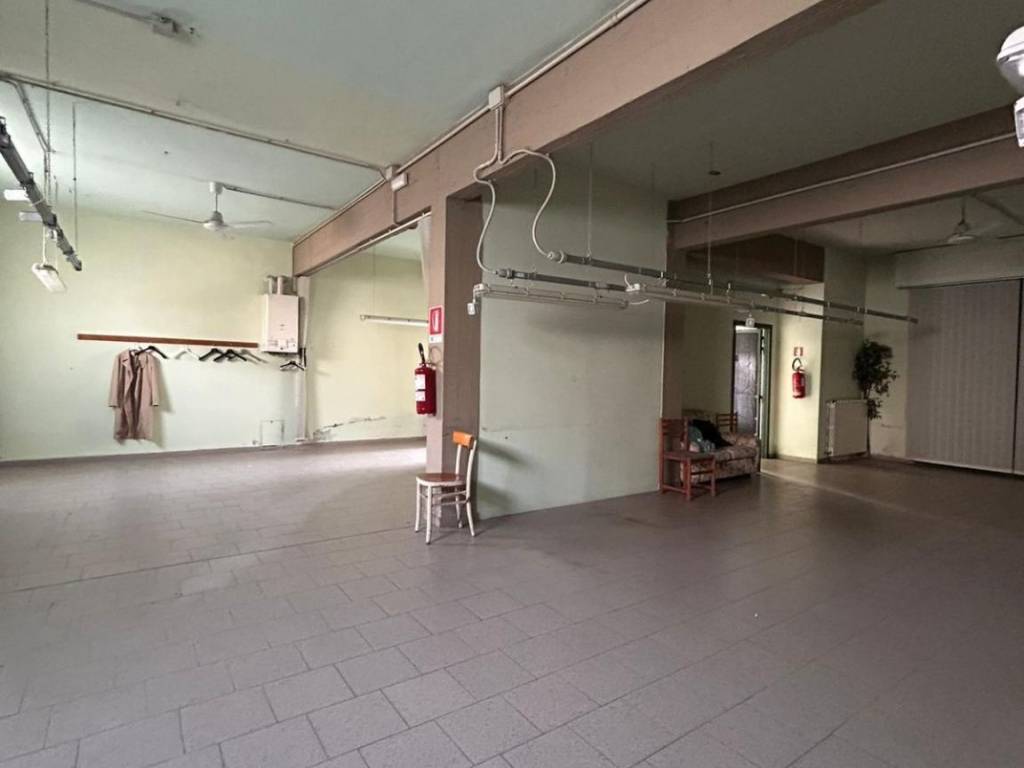 negozio in affitto ad Empoli in zona Pontorme