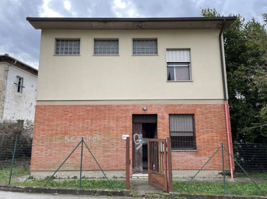 locale commerciale in affitto ad Empoli in zona Brusciana