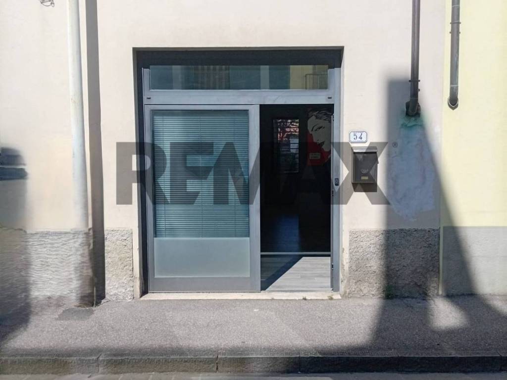 negozio in affitto ad Empoli in zona Carraia