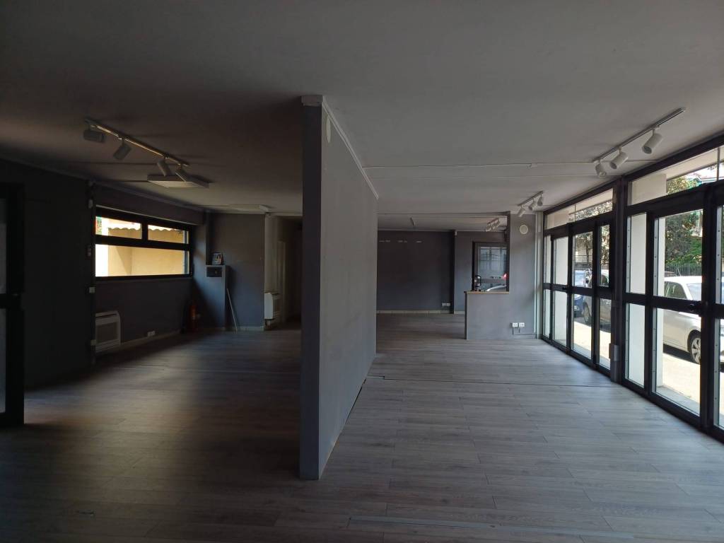 negozio in affitto a Firenze in zona Legnaia