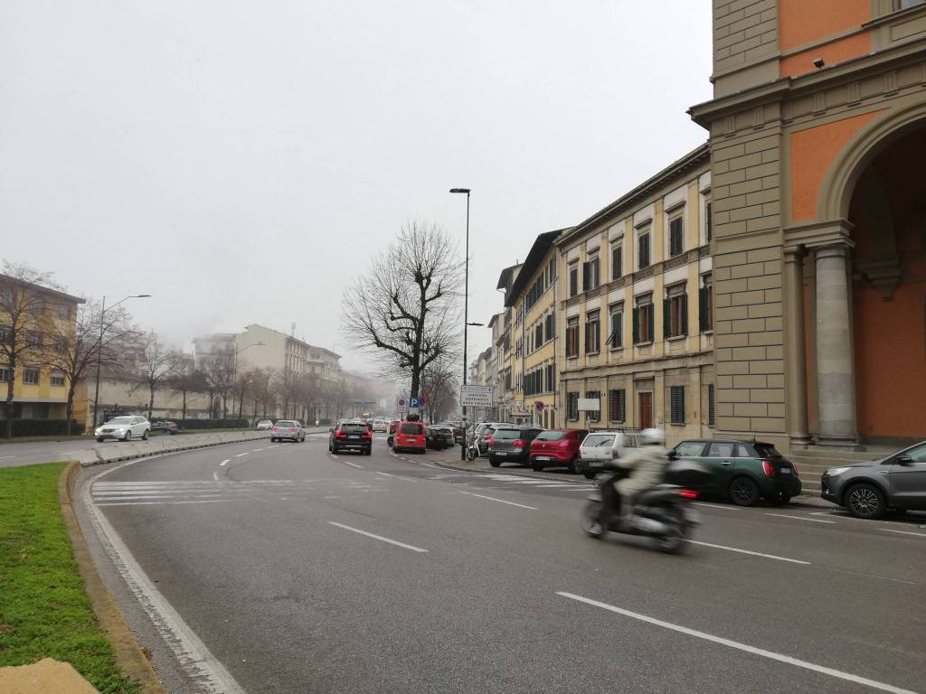 negozio in affitto a Firenze in zona Campo di Marte