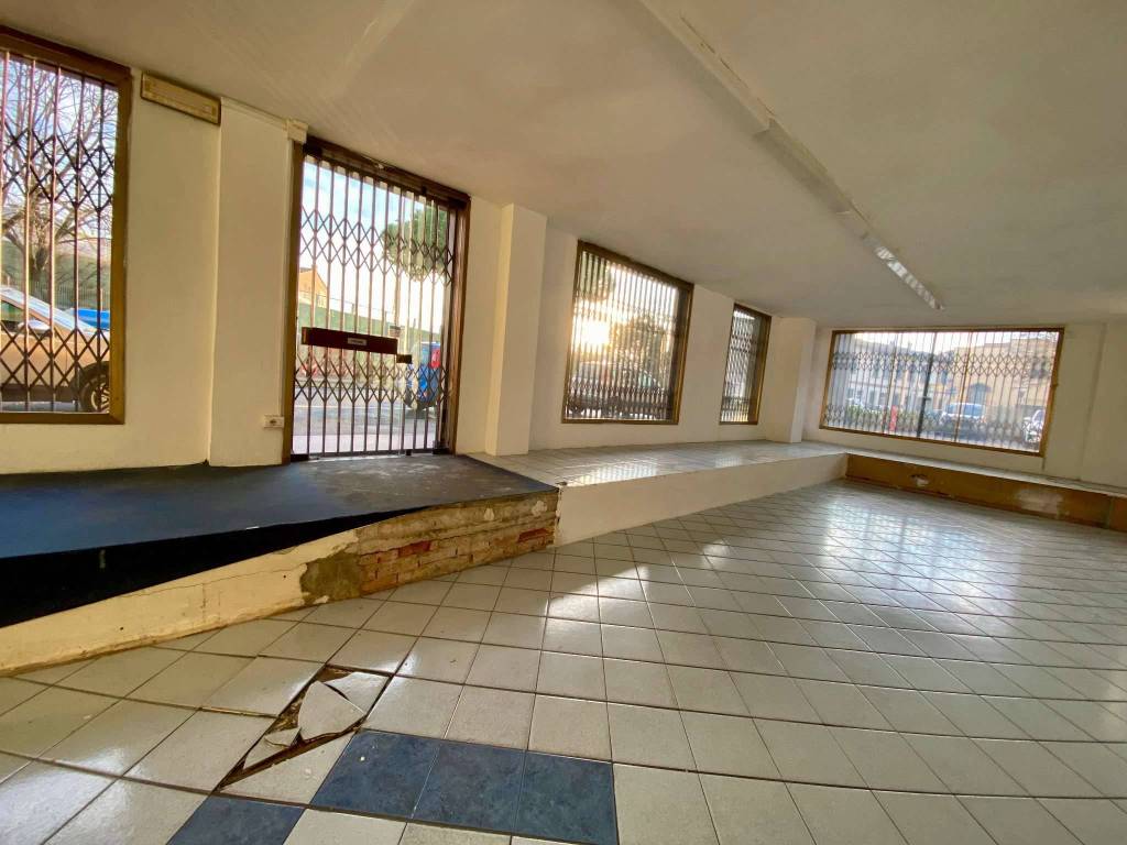 negozio in affitto a Firenze in zona Isolotto