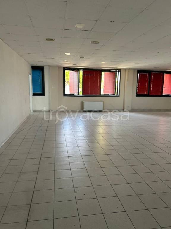 locale commerciale in affitto a Firenze in zona Peretola