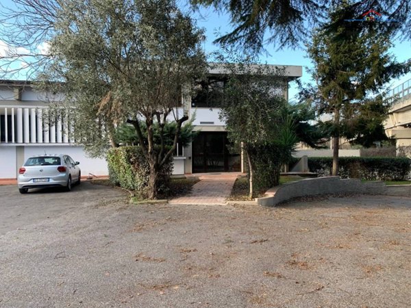locale commerciale in affitto a Firenze in zona Legnaia