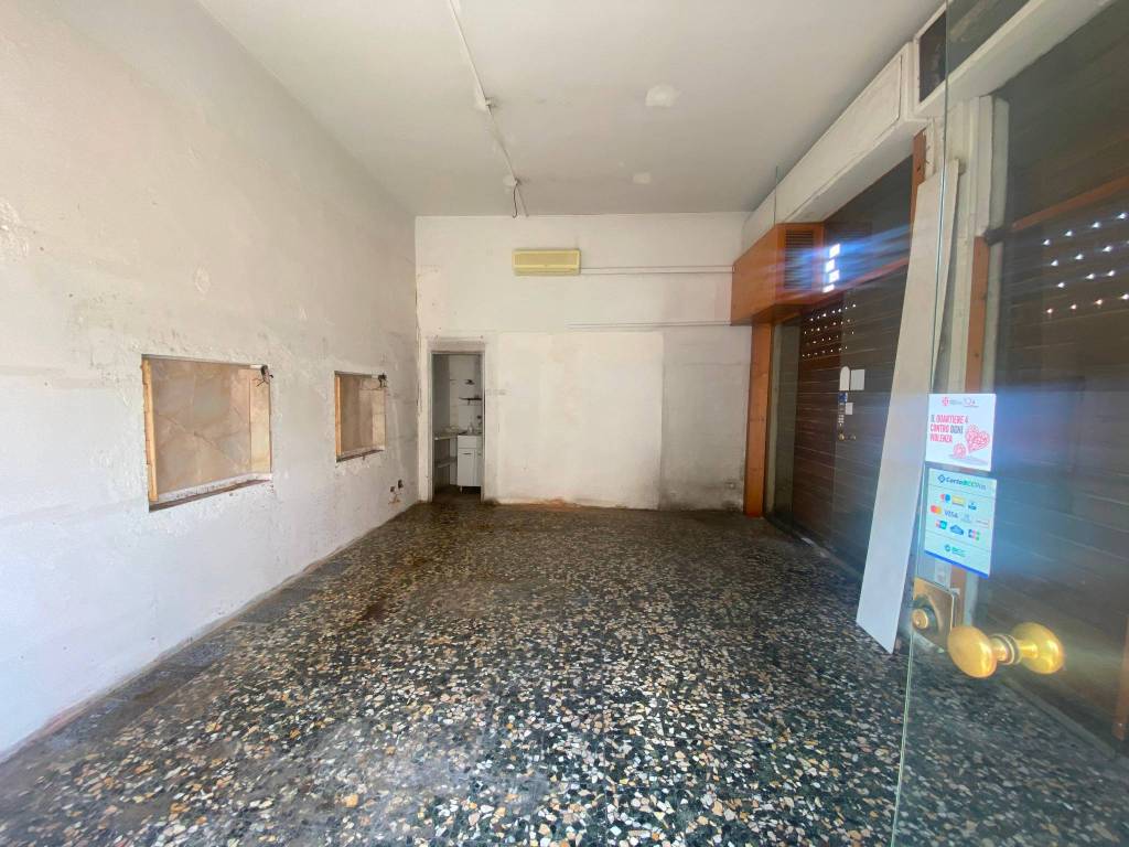 negozio in affitto a Firenze in zona Isolotto