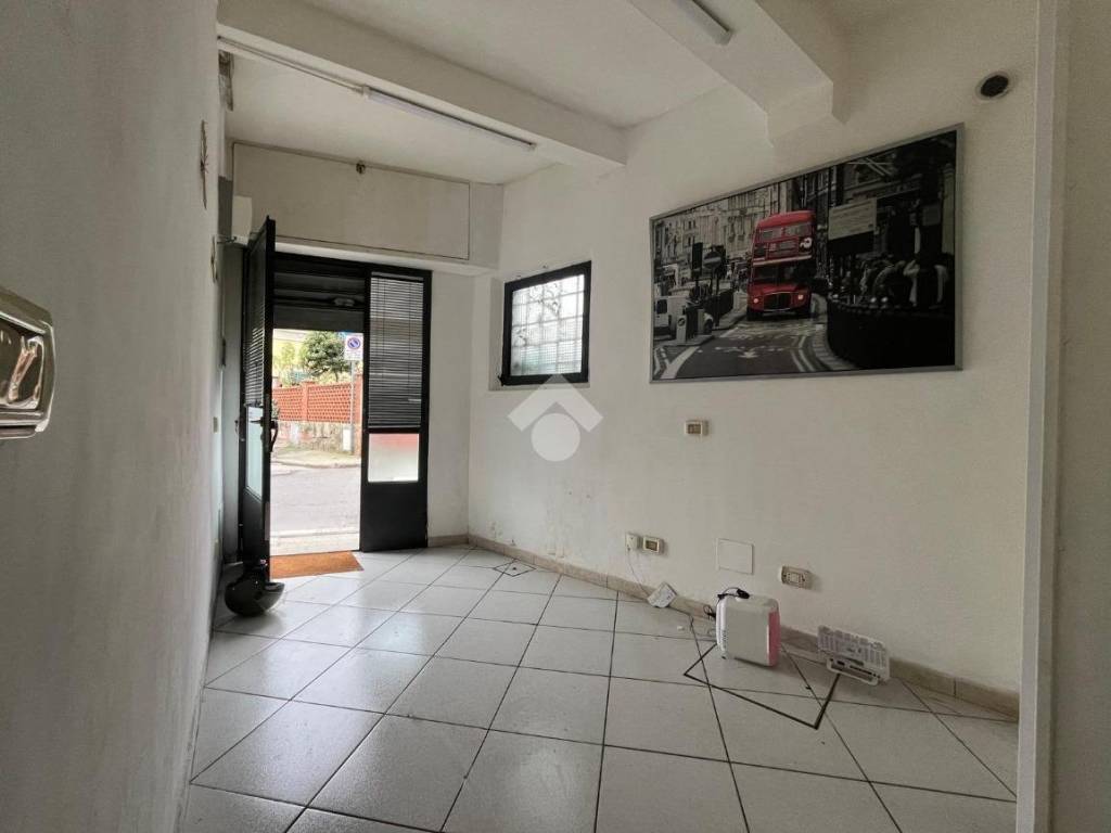 negozio in affitto a Firenze in zona Isolotto