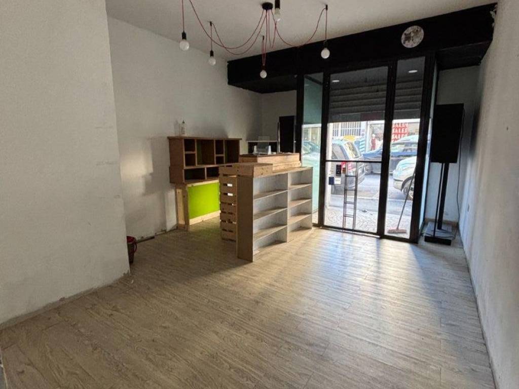 negozio in affitto a Firenze in zona Le Cure