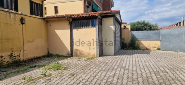 negozio in affitto a Firenze in zona Legnaia