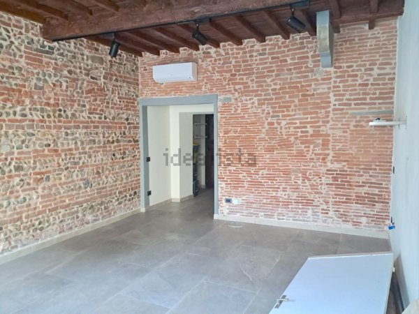 locale commerciale in affitto a Firenze in zona Peretola