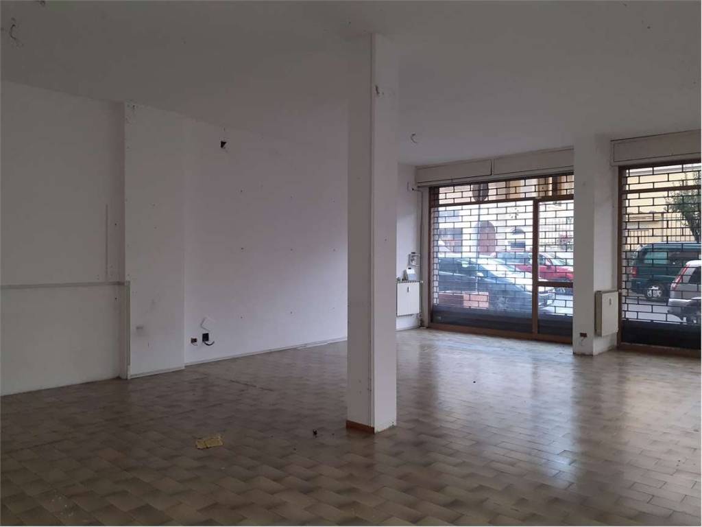negozio in affitto a Firenze in zona Le Cure
