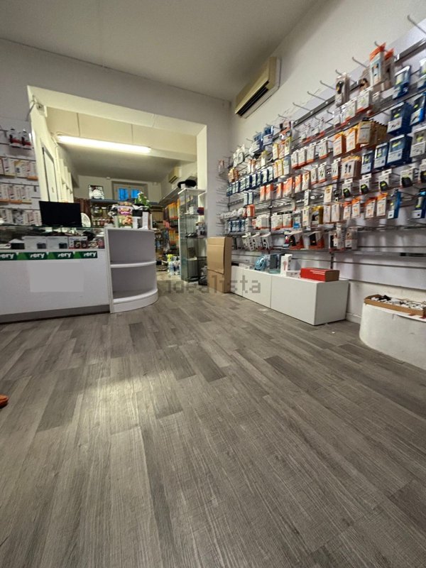 locale commerciale in affitto a Firenze in zona Isolotto