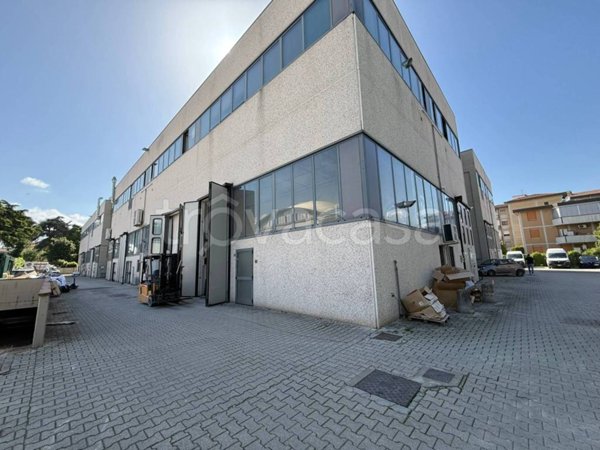 locale commerciale in affitto a Firenze in zona Legnaia