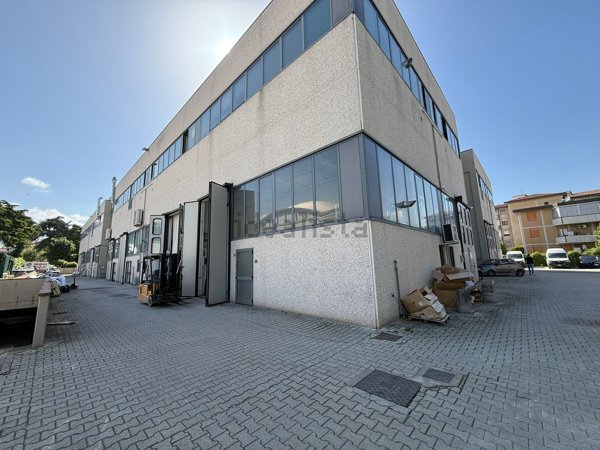 locale commerciale in affitto a Firenze in zona Legnaia