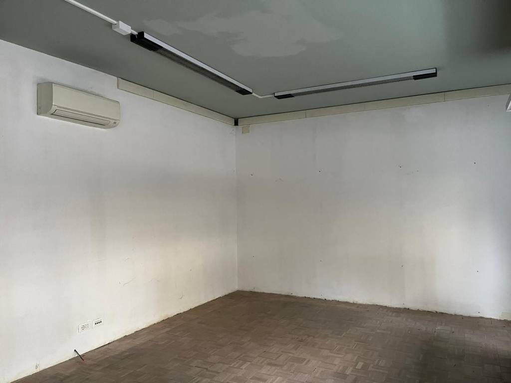 negozio in affitto a Firenze in zona Isolotto