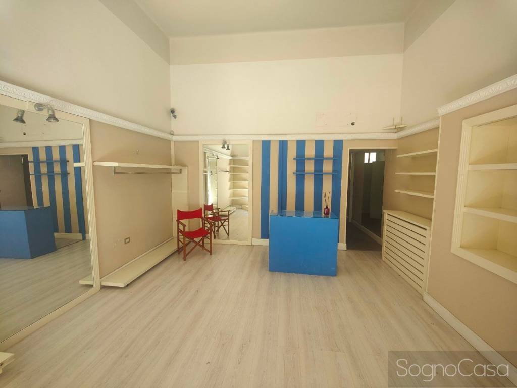 negozio in affitto a Firenze in zona Campo di Marte