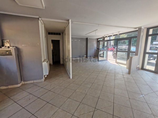 negozio in affitto a Firenze in zona Legnaia