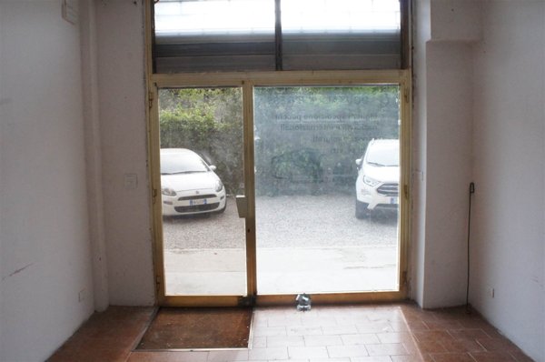 negozio in affitto a Firenze in zona Isolotto