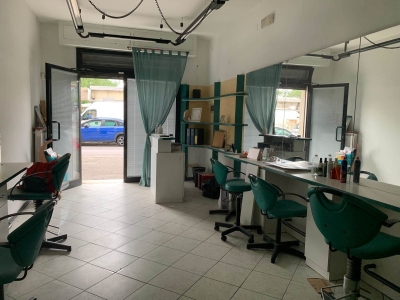 negozio in affitto a Firenze in zona Isolotto