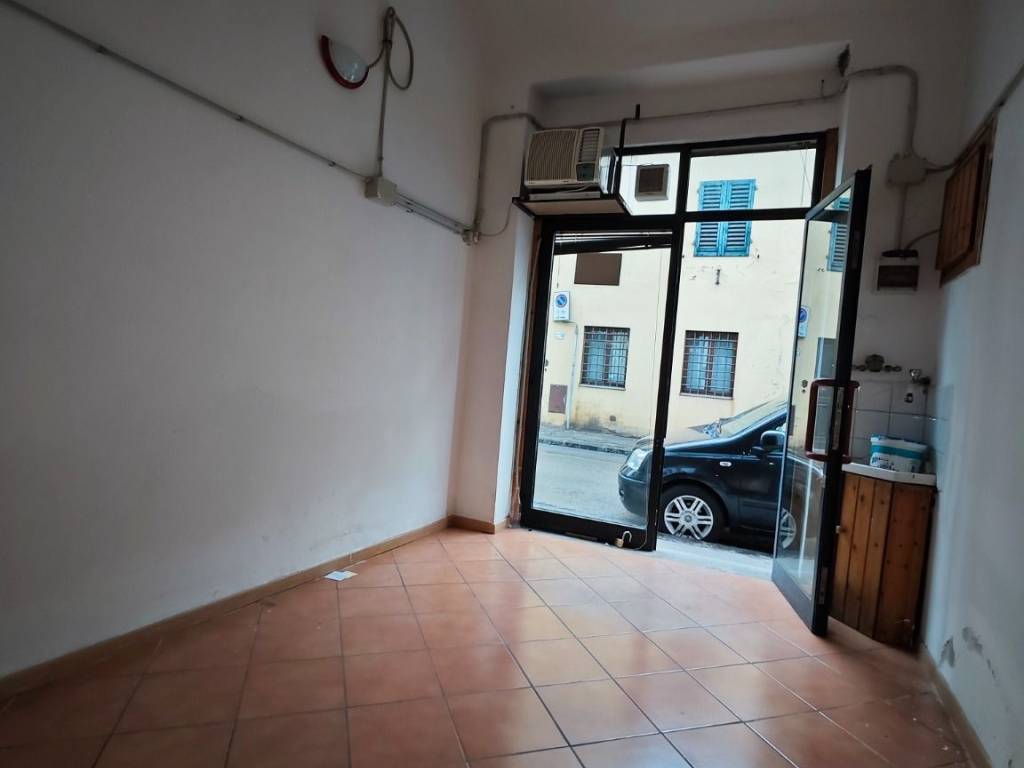 negozio in affitto a Firenze in zona Legnaia