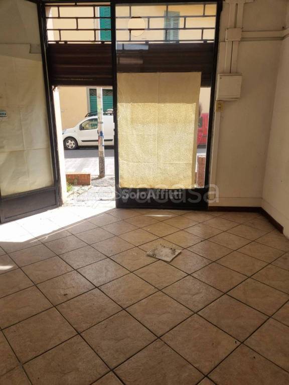 negozio in affitto a Firenze in zona Legnaia